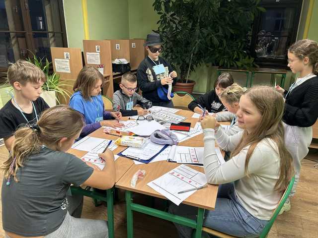 [FOTO] Kradzież w bibliotece! Detektyw Karramba i biblioteczni agenci na tropie zagadki
