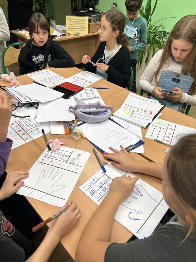 [FOTO] Kradzież w bibliotece! Detektyw Karramba i biblioteczni agenci na tropie zagadki