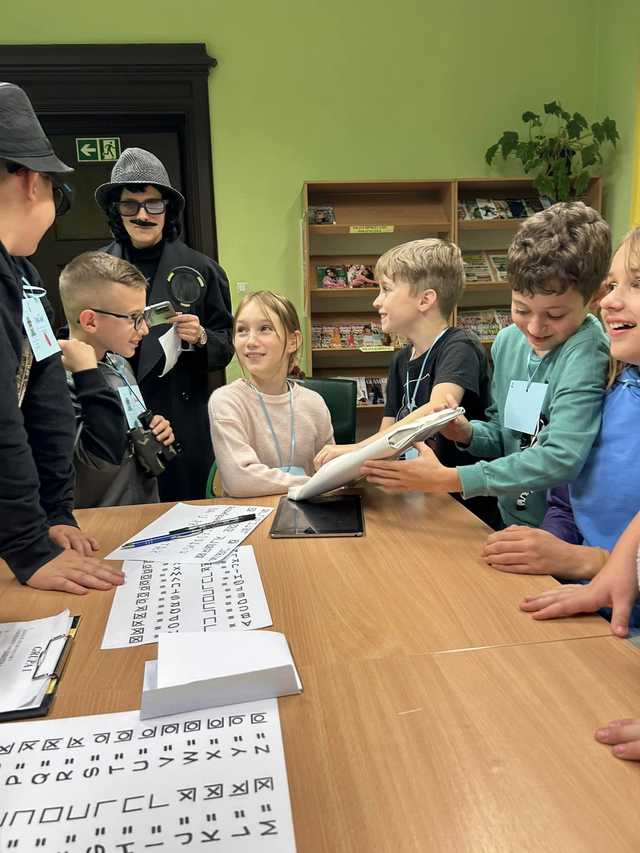 [FOTO] Kradzież w bibliotece! Detektyw Karramba i biblioteczni agenci na tropie zagadki
