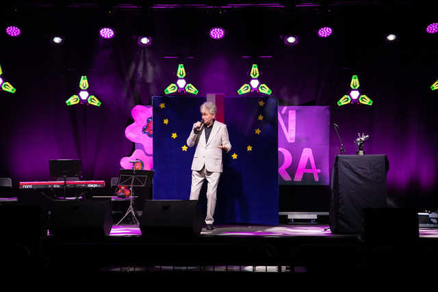 [FOTO] Za nami kulturalny wieczór dla seniorów. Kto pojawił się na scenie i jak bawili się goście?