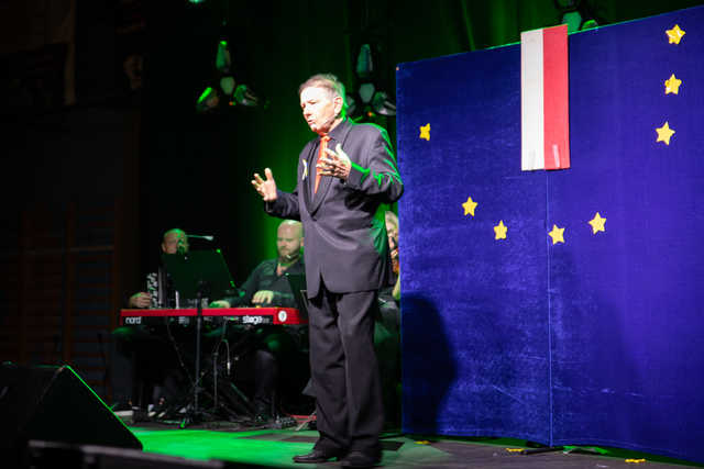 [FOTO] Za nami kulturalny wieczór dla seniorów. Kto pojawił się na scenie i jak bawili się goście?