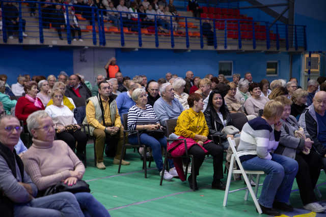 [FOTO] Za nami kulturalny wieczór dla seniorów. Kto pojawił się na scenie i jak bawili się goście?