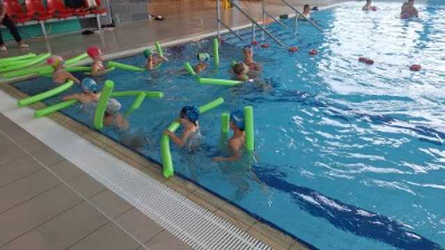 [FOTO] Młodzi pływacy na start! Gmina Bardo wspiera sportowy rozwój najmłodszych mieszkańców