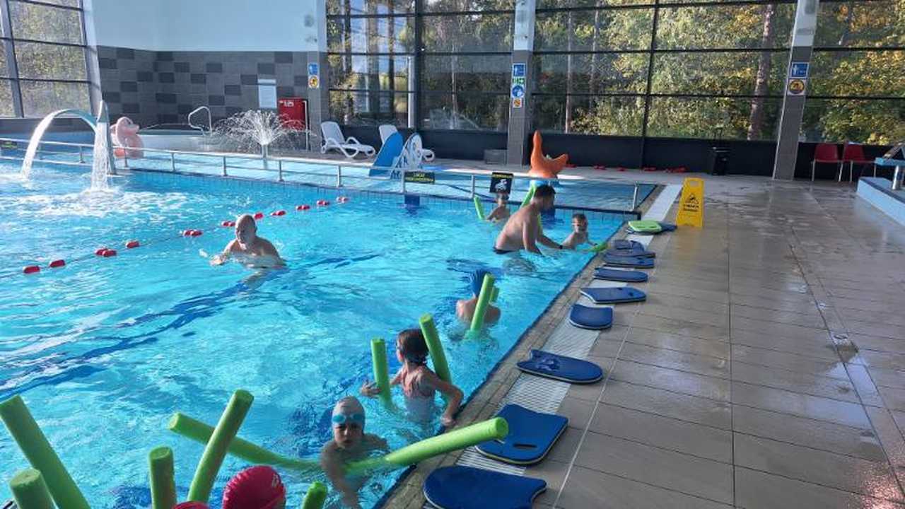 [FOTO] Młodzi pływacy na start! Gmina Bardo wspiera sportowy rozwój najmłodszych mieszkańców