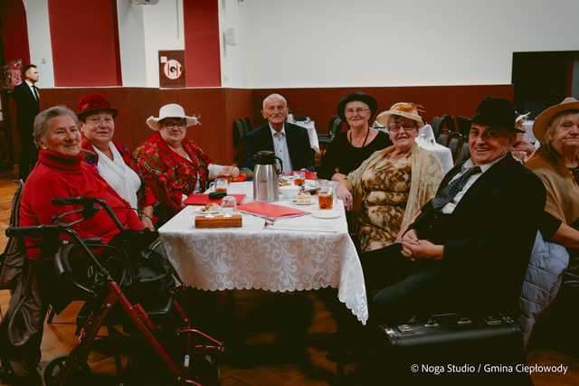 [FOTO] Dzień Seniora w GOKiP Ciepłowody – chwile pełne uśmiechu i muzyki