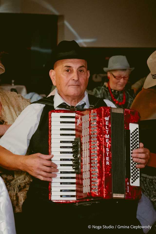 [FOTO] Dzień Seniora w GOKiP Ciepłowody – chwile pełne uśmiechu i muzyki