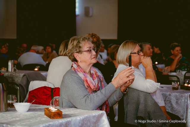 [FOTO] Dzień Seniora w GOKiP Ciepłowody – chwile pełne uśmiechu i muzyki