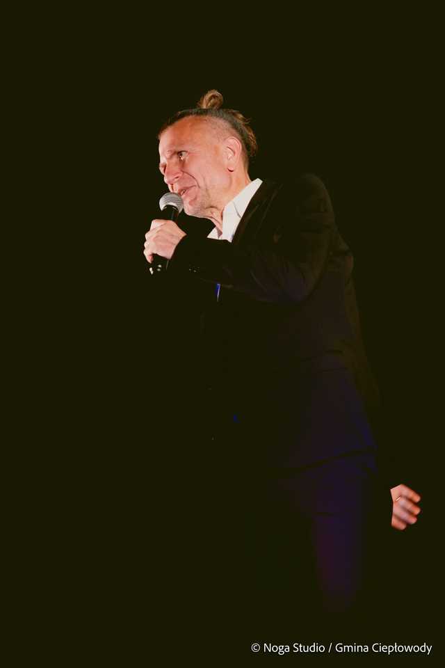 [FOTO] Dzień Seniora w GOKiP Ciepłowody – chwile pełne uśmiechu i muzyki