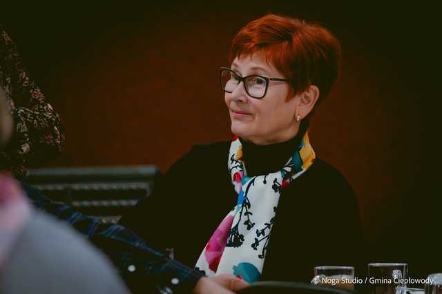 [FOTO] Dzień Seniora w GOKiP Ciepłowody – chwile pełne uśmiechu i muzyki