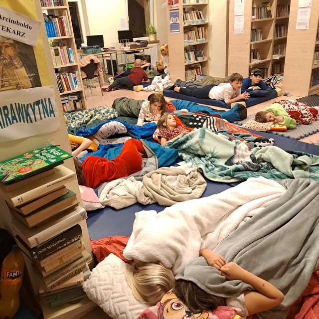 [FOTO] Noc pełna czytelniczych wrażeń - jak uczniowie odkrywali „Moc Bibliotek” w Przyłęku?