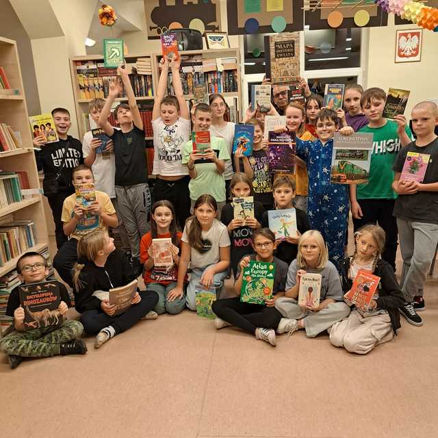 [FOTO] Noc pełna czytelniczych wrażeń - jak uczniowie odkrywali „Moc Bibliotek” w Przyłęku?