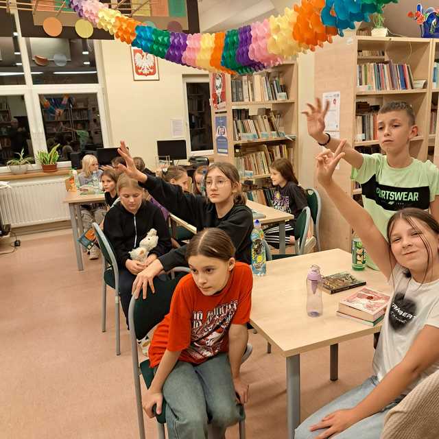 [FOTO] Noc pełna czytelniczych wrażeń - jak uczniowie odkrywali „Moc Bibliotek” w Przyłęku?