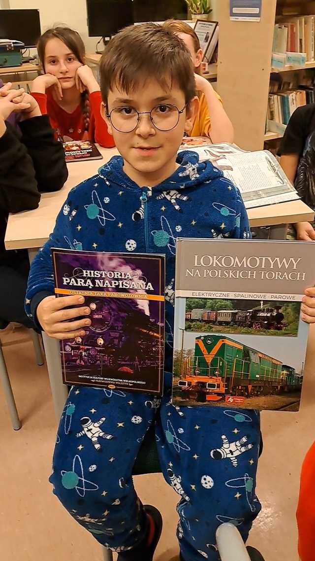 [FOTO] Noc pełna czytelniczych wrażeń - jak uczniowie odkrywali „Moc Bibliotek” w Przyłęku?