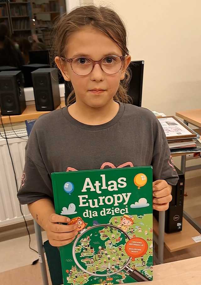 [FOTO] Noc pełna czytelniczych wrażeń - jak uczniowie odkrywali „Moc Bibliotek” w Przyłęku?