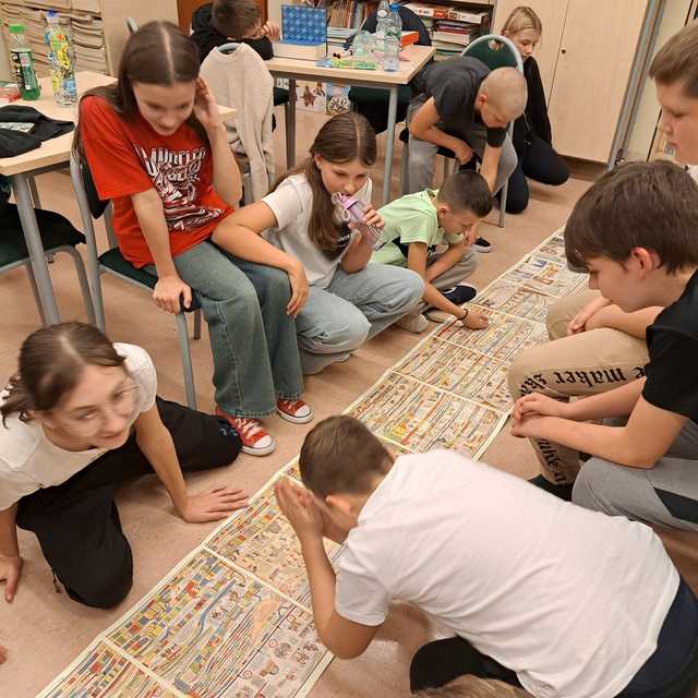[FOTO] Noc pełna czytelniczych wrażeń - jak uczniowie odkrywali „Moc Bibliotek” w Przyłęku?
