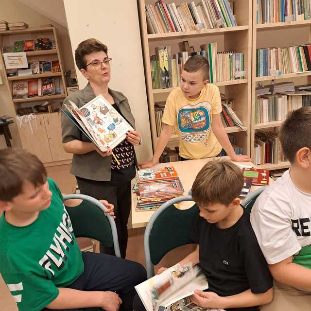 [FOTO] Noc pełna czytelniczych wrażeń - jak uczniowie odkrywali „Moc Bibliotek” w Przyłęku?