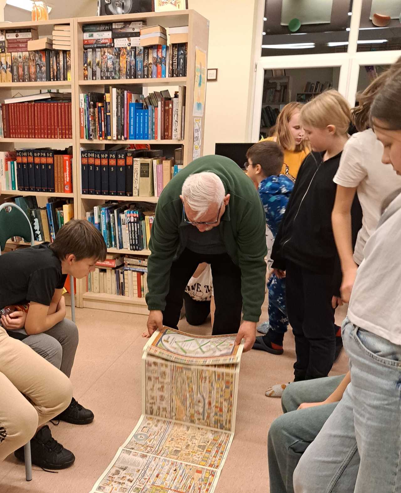 [FOTO] Noc pełna czytelniczych wrażeń - jak uczniowie odkrywali „Moc Bibliotek” w Przyłęku?