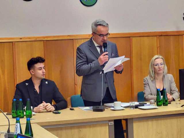 [FOTO] Edukacja, budżet, pomoc społeczna – Kluczowe tematy VI Sesji Rady Powiatu Ząbkowickiego
