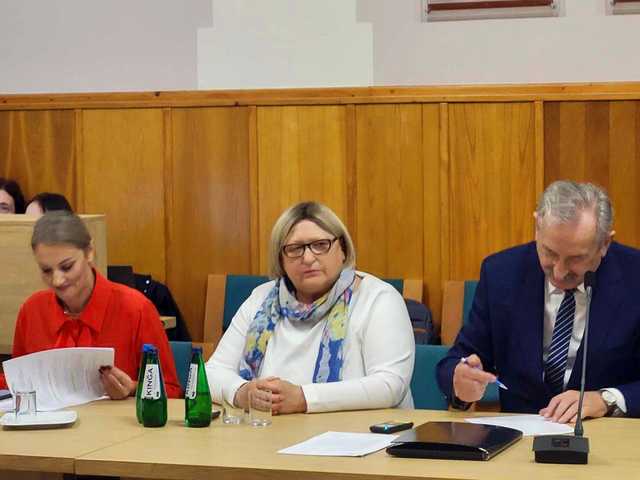 [FOTO] Edukacja, budżet, pomoc społeczna – Kluczowe tematy VI Sesji Rady Powiatu Ząbkowickiego