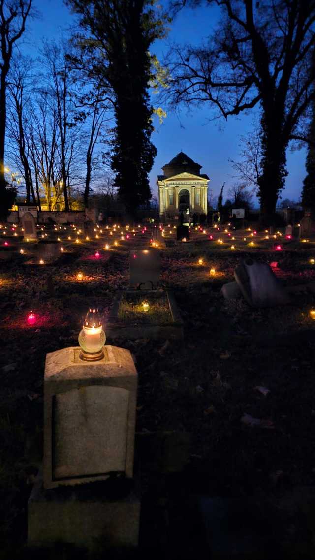 [FOTO] Światełko na każdym grobie – piękna tradycja pamięci w Złotym Stoku