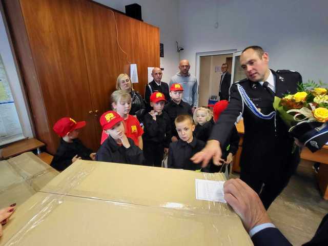 [FOTO] Nowy namiot dla Młodzieżowej Drużyny Pożarniczej z Ożar – wsparcie dla młodych strażaków!