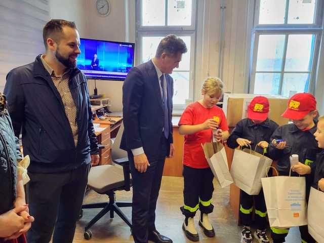 [FOTO] Nowy namiot dla Młodzieżowej Drużyny Pożarniczej z Ożar – wsparcie dla młodych strażaków!