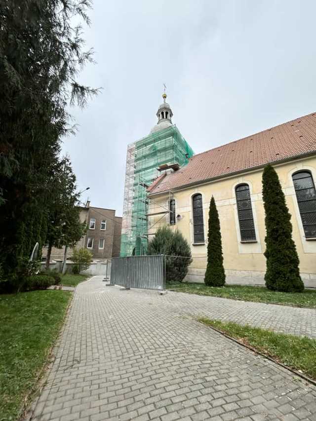 [FOTO] Dotacje dla lokalnych parafii: remonty kościołów w Dobrzenicach i Ciepłowodach