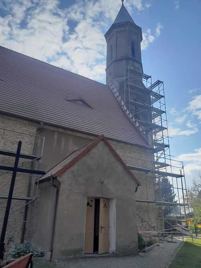[FOTO] Dotacje dla lokalnych parafii: remonty kościołów w Dobrzenicach i Ciepłowodach