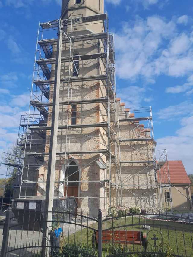 [FOTO] Dotacje dla lokalnych parafii: remonty kościołów w Dobrzenicach i Ciepłowodach