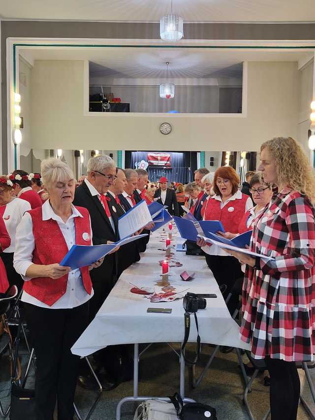 [FOTO] Seniorzy i młodzież dla Niepodległej: Złoty Stok w duchu patriotyzmu