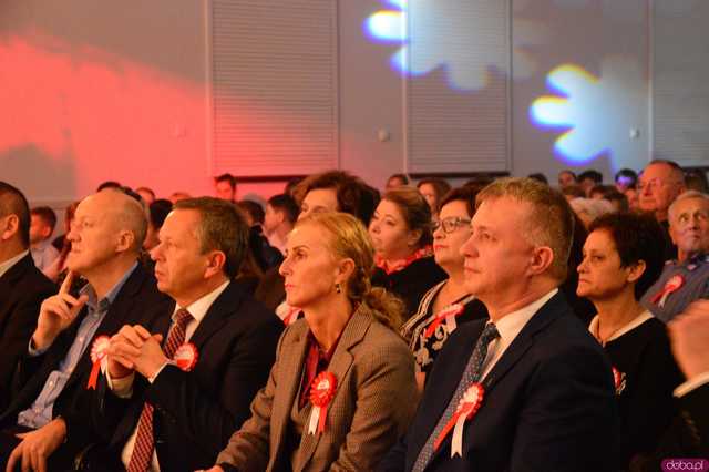 [FOTO] Zaśpiewajmy dla Niepodległej! Ziębice rozpoczęły obchody 11 listopada!