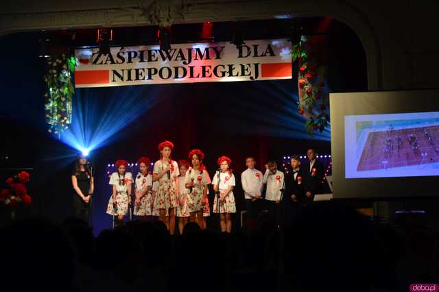 [FOTO] Zaśpiewajmy dla Niepodległej! Ziębice rozpoczęły obchody 11 listopada!