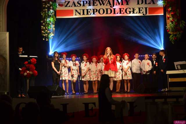 [FOTO] Zaśpiewajmy dla Niepodległej! Ziębice rozpoczęły obchody 11 listopada!