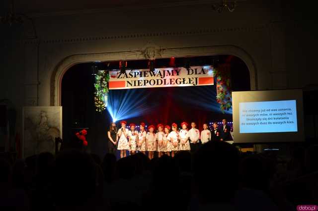 [FOTO] Zaśpiewajmy dla Niepodległej! Ziębice rozpoczęły obchody 11 listopada!