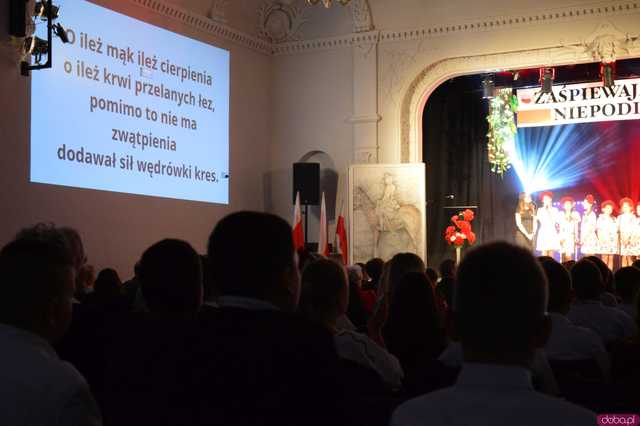 [FOTO] Zaśpiewajmy dla Niepodległej! Ziębice rozpoczęły obchody 11 listopada!