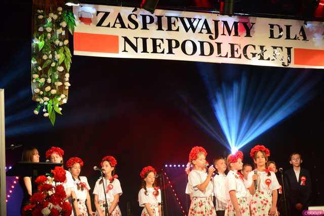 [FOTO] Zaśpiewajmy dla Niepodległej! Ziębice rozpoczęły obchody 11 listopada!