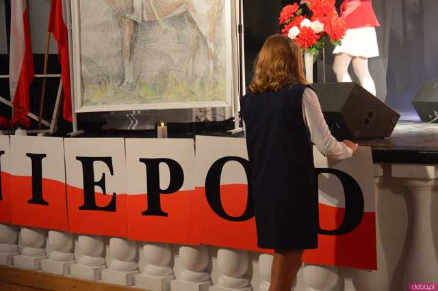 [FOTO] Zaśpiewajmy dla Niepodległej! Ziębice rozpoczęły obchody 11 listopada!