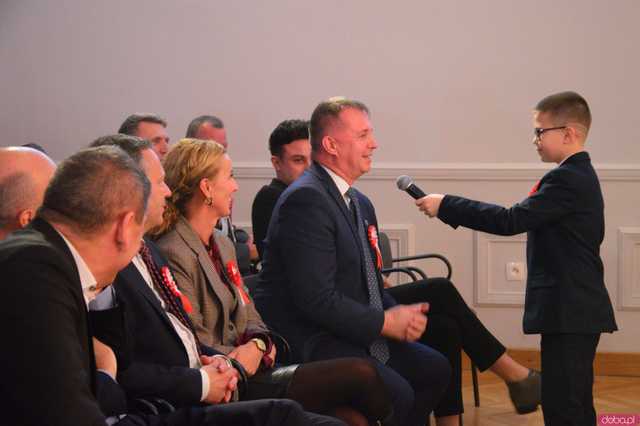 [FOTO] Zaśpiewajmy dla Niepodległej! Ziębice rozpoczęły obchody 11 listopada!