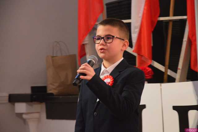 [FOTO] Zaśpiewajmy dla Niepodległej! Ziębice rozpoczęły obchody 11 listopada!