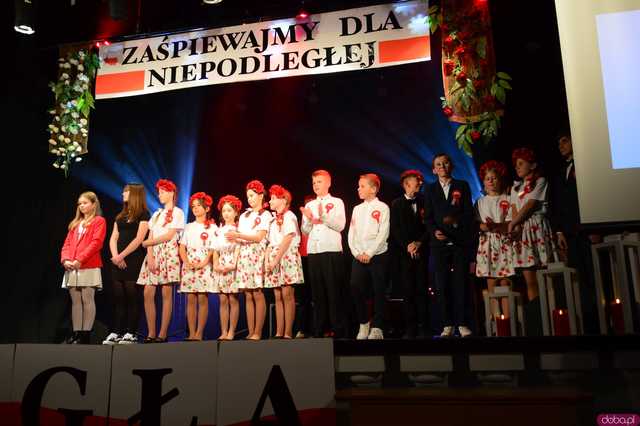 [FOTO] Zaśpiewajmy dla Niepodległej! Ziębice rozpoczęły obchody 11 listopada!