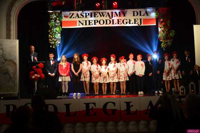 [FOTO] Zaśpiewajmy dla Niepodległej! Ziębice rozpoczęły obchody 11 listopada!