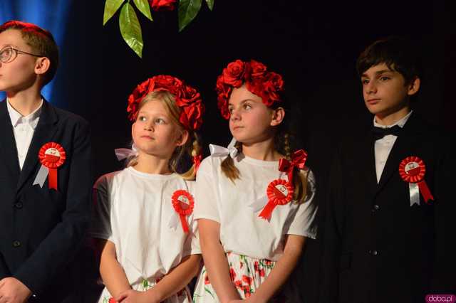 [FOTO] Zaśpiewajmy dla Niepodległej! Ziębice rozpoczęły obchody 11 listopada!