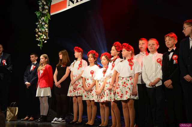 [FOTO] Zaśpiewajmy dla Niepodległej! Ziębice rozpoczęły obchody 11 listopada!