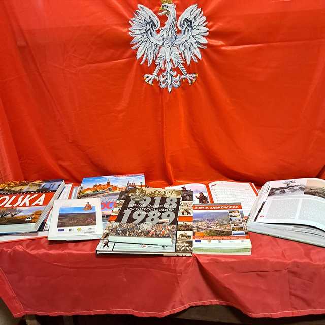 [FOTO] Z sercem dla Polski: Szkolna akademia w Bardzie z okazji Święta Niepodległości