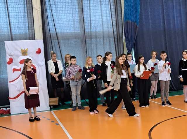 [FOTO] Z sercem dla Polski: Szkolna akademia w Bardzie z okazji Święta Niepodległości
