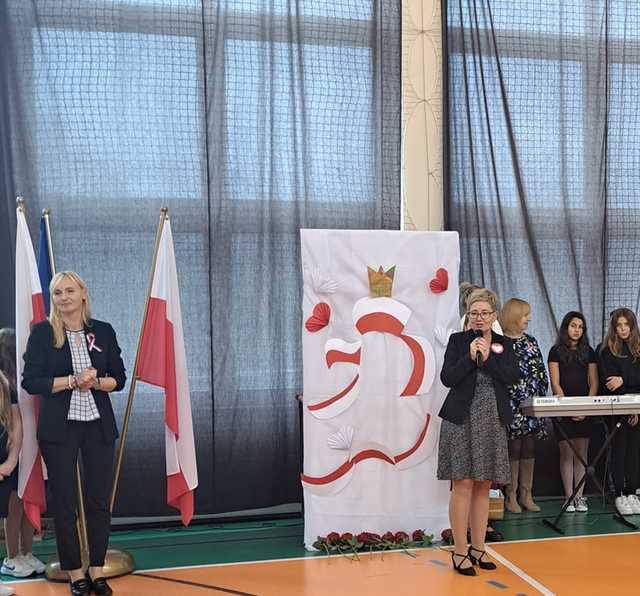[FOTO] Z sercem dla Polski: Szkolna akademia w Bardzie z okazji Święta Niepodległości