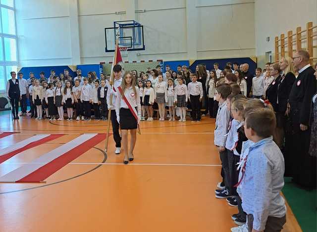 [FOTO] Z sercem dla Polski: Szkolna akademia w Bardzie z okazji Święta Niepodległości