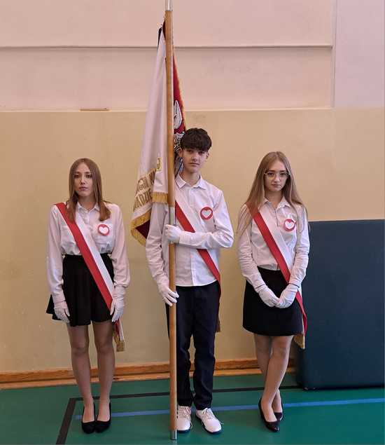 [FOTO] Z sercem dla Polski: Szkolna akademia w Bardzie z okazji Święta Niepodległości