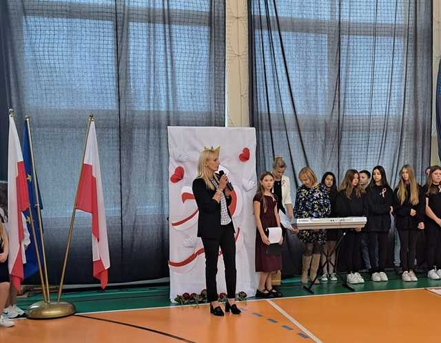 [FOTO] Z sercem dla Polski: Szkolna akademia w Bardzie z okazji Święta Niepodległości