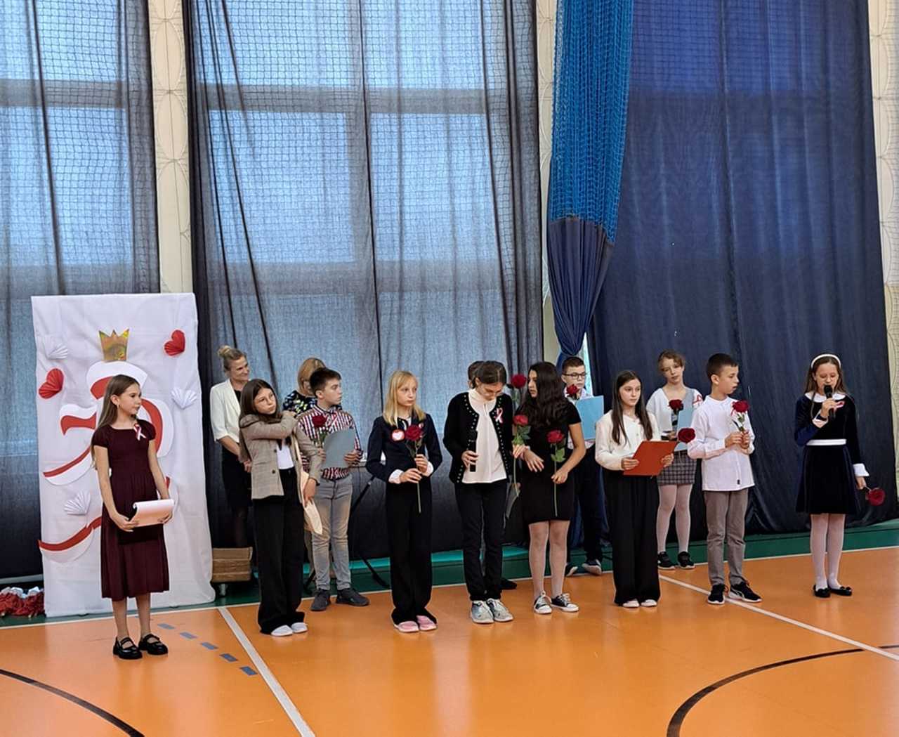 [FOTO] Z sercem dla Polski: Szkolna akademia w Bardzie z okazji Święta Niepodległości